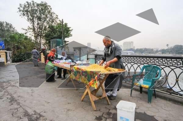 A street vendor prepares and serves Termis