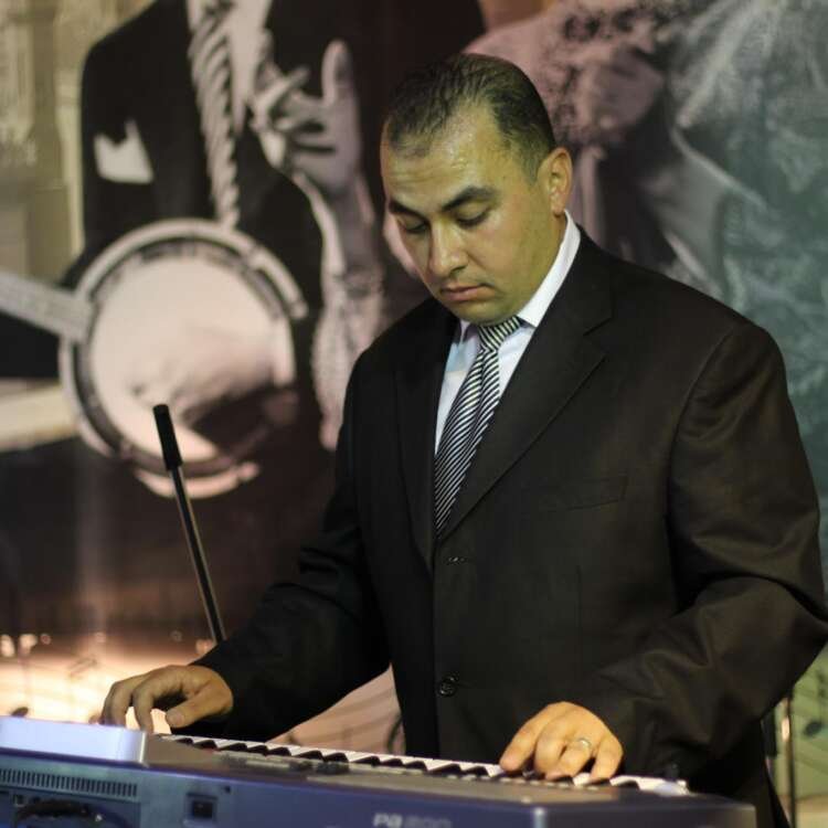 Portrait of a Qanun Player – Artistic Focus in a Musical Moment