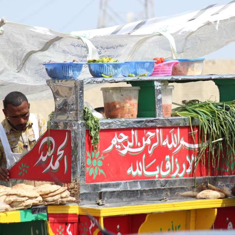Traditional Foul Cart at the Car Market in Nasr City – Street Breakfast Scene in Cairo