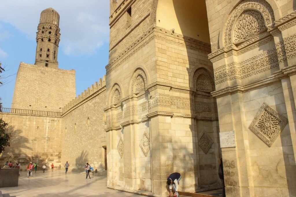 Image of the Hakim Mosque in the Al-Mu’izz Street area of Cairo