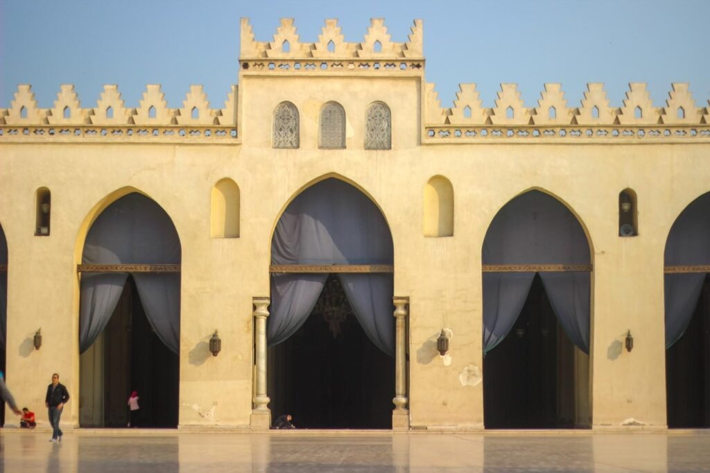Image of the Hakim Mosque in the Al-Mu’izz Street area of Cairo